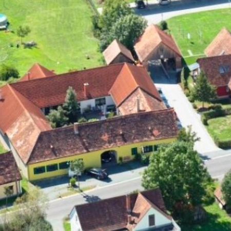 Ferienwohnungen und Appartements im idyllischen Vierkanthof Fürstenfeld Exterior foto